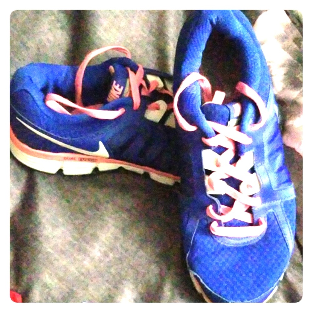 Nike dual fusion athletic sneakees